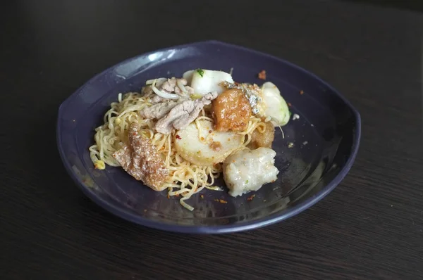 Лапша азиатского стиля с разнообразием свиных и рыбных шариков, Тайская еда — стоковое фото