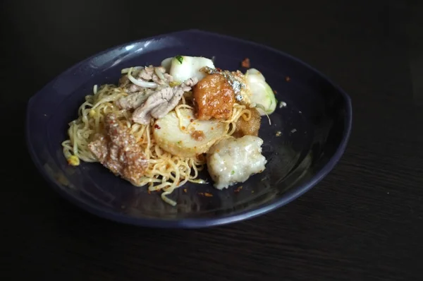 Лапша азиатского стиля с разнообразием свиных и рыбных шариков, Тайская еда — стоковое фото