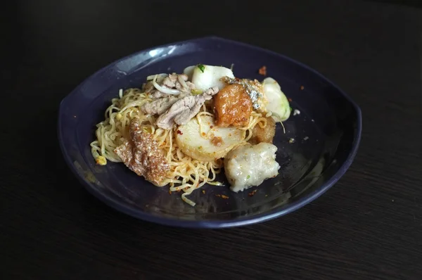 Macarrão estilo asiático com variedade de bolas de porco e peixe, Thai Food — Fotografia de Stock