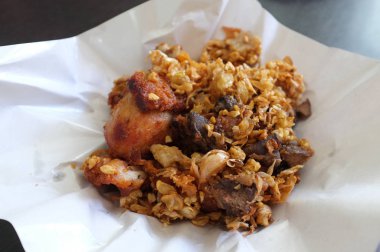 Kızarmış tavuk sarımsak ve biber ile