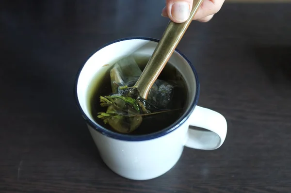 茶与绿色和分切甜叶 — 图库照片