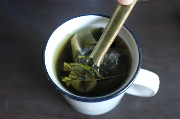 茶与绿色和分切甜叶 — 图库照片