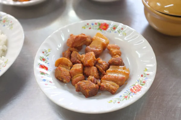 Vientre de cerdo frito con salsa de pescado —  Fotos de Stock