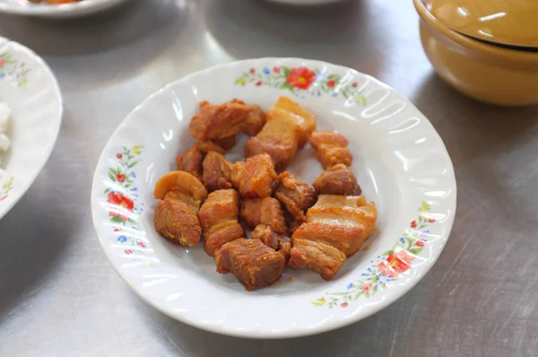Vientre de cerdo frito con salsa de pescado — Foto de Stock
