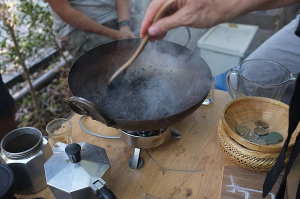 焙煎コーヒー豆の男 — ストック写真