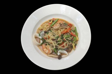Tavada kızartılmış acılı spagetti deniz ürünleri Tay tarzında (spagetti Pad Kee Mao) 