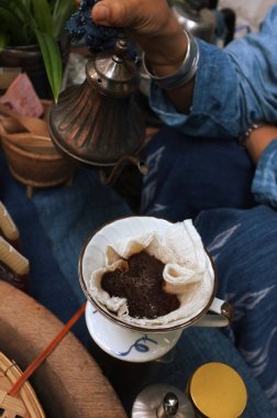 Bir demlemek pirinç çay yapma kadın