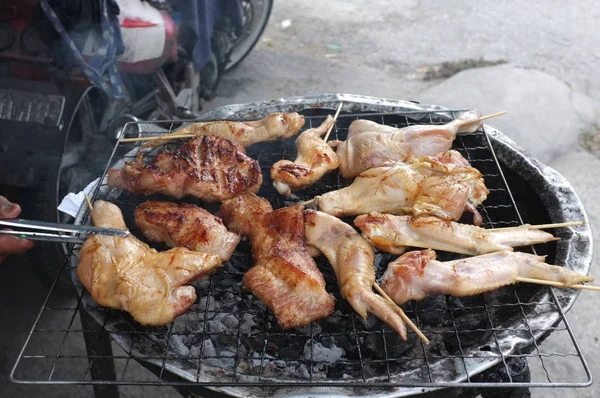 Tailandês comida de rua frango grelhado — Fotografia de Stock