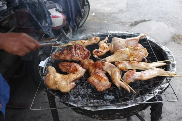 Tailandês comida de rua frango grelhado e Grelhado Pork Neck — Fotografia de Stock