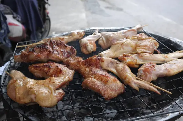 Tailandés comida callejera pollo a la parrilla y a la parrilla cuello de cerdo — Foto de Stock