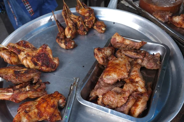 Tailandês comida de rua frango grelhado e Grelhado Pork Neck — Fotografia de Stock