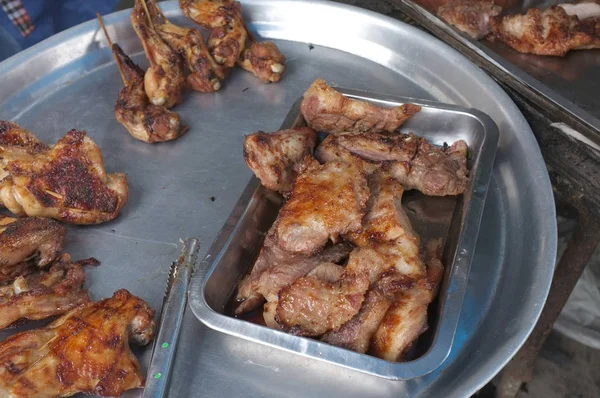 Tailandês comida de rua frango grelhado e Grelhado Pork Neck — Fotografia de Stock
