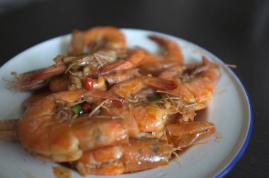 Tuz ve karabiber ile kızarmış karides