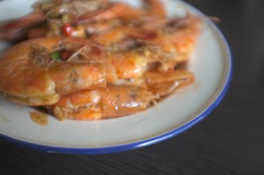 Tuz ve karabiber ile kızarmış karides