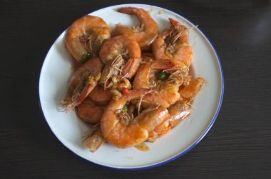 Tuz ve karabiber ile kızarmış karides