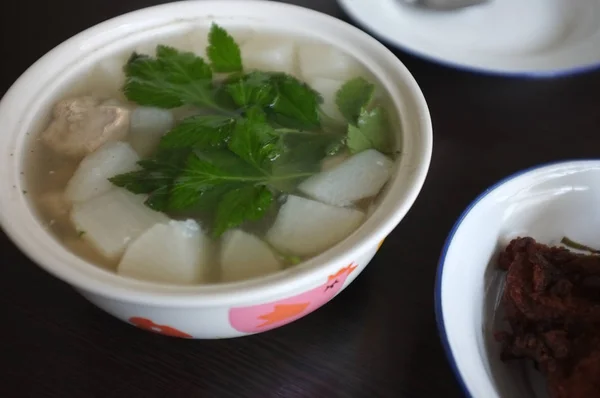 Sopa de rábano blanco con rips de repuesto de cerdo . —  Fotos de Stock