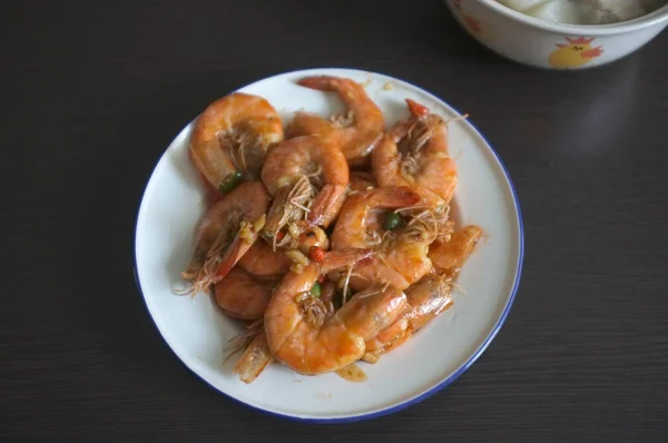 Fried shrimps with salt and black pepper — Stock Photo, Image