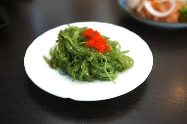 Japanse stijl zeewier salade, Wakame salade — Stockfoto
