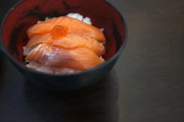 Arroz japonês com salmão e salmão Don . — Fotografia de Stock