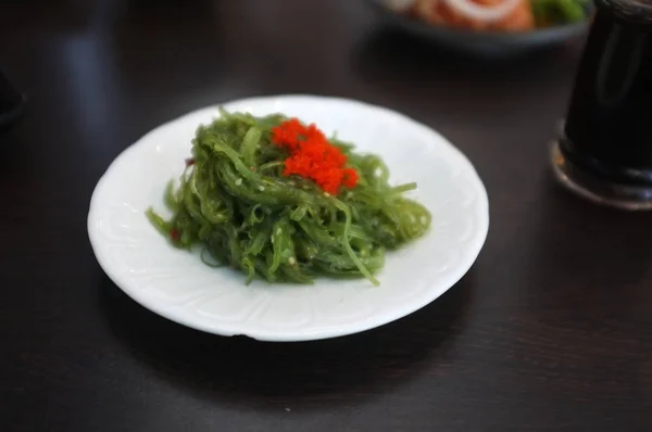 Salade d'algues de style japonais, salade Wakame — Photo