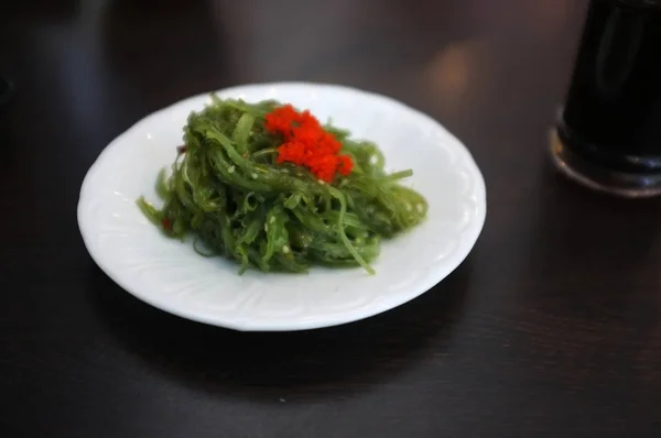 Insalata di alghe in stile giapponese, insalata di wakame — Foto Stock