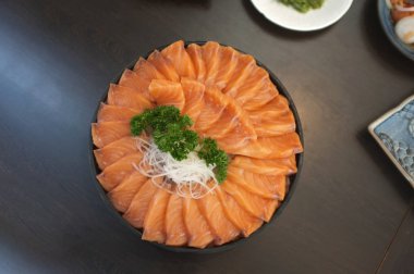 Büyük set çiğ somon dilimi veya somon sashimi Japon tarzı taze buz üzerinde hizmet