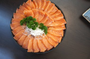 Büyük set çiğ somon dilimi veya somon sashimi Japon tarzı taze buz üzerinde hizmet