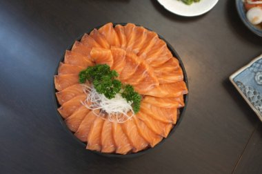 Büyük set çiğ somon dilimi veya somon sashimi Japon tarzı taze buz üzerinde hizmet