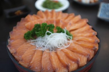 Büyük set çiğ somon dilimi veya somon sashimi Japon tarzı taze buz üzerinde hizmet