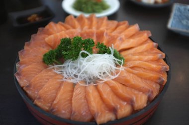 Büyük set çiğ somon dilimi veya somon sashimi Japon tarzı taze buz üzerinde hizmet