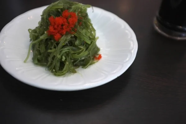 Ensalada de algas al estilo japonés, Ensalada wakame — Foto de Stock