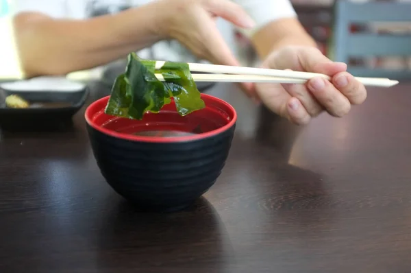 Supă japoneză miso cu tofu și alge marine  . — Fotografie, imagine de stoc