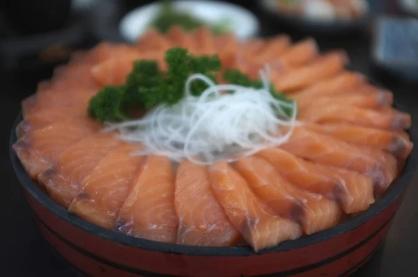 Grande conjunto de fatias de salmão cru ou sashimi de salmão em estilo japonês fresco servir no gelo — Fotografia de Stock