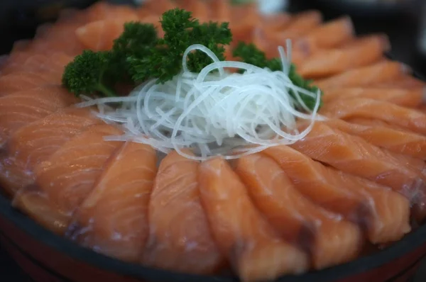 Grande conjunto de fatias de salmão cru ou sashimi de salmão em estilo japonês fresco servir no gelo — Fotografia de Stock