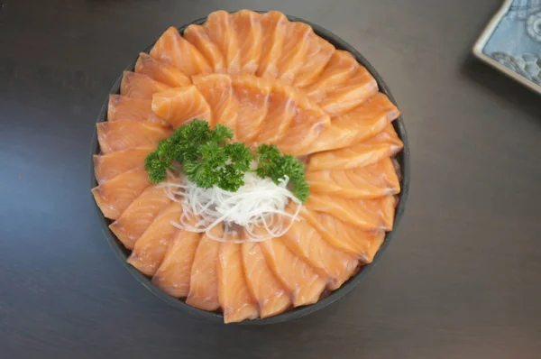 Grande conjunto de fatias de salmão cru ou sashimi de salmão em estilo japonês fresco servir no gelo — Fotografia de Stock