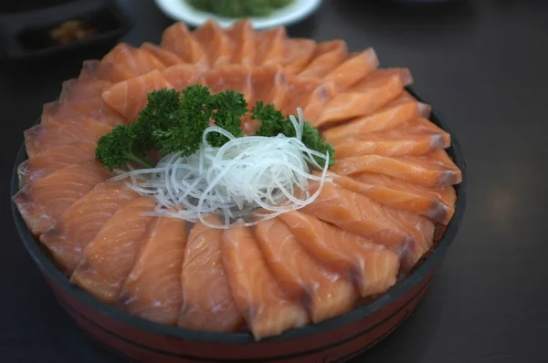 Grote set rauwe zalm slice of zalm sashimi in Japanse stijl vers serveren op ijs — Stockfoto