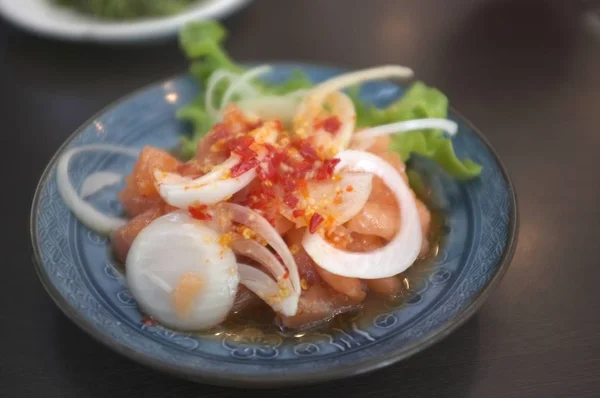 Salada de salmão de fatia crua picante e azeda — Fotografia de Stock