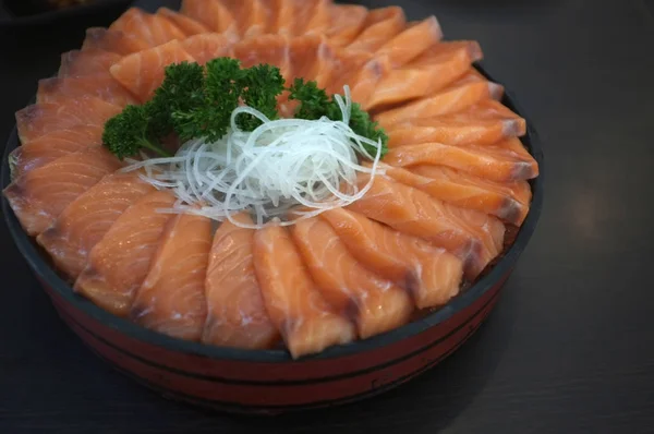 Grote set rauwe zalm slice of zalm sashimi in Japanse stijl vers serveren op ijs — Stockfoto