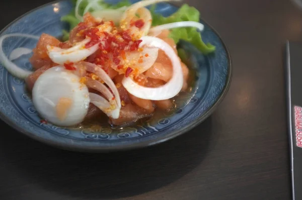 Salada de salmão de fatia crua picante e azeda — Fotografia de Stock