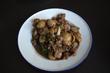 Tavada kıymalı domuz eti, mantar, soya sosu, balık sosu