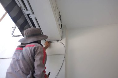 Şantiye Elektrikçisi. Elektrik Kabloları ile İşçi.