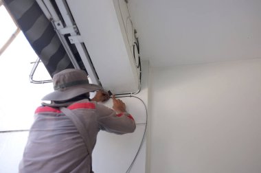 Şantiye Elektrikçisi. Elektrik Kabloları ile İşçi.