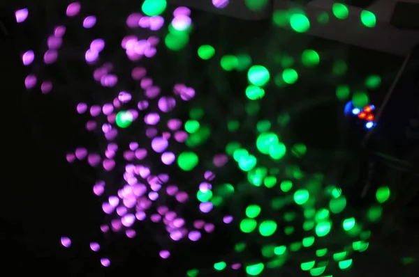 Wazig LED-scherm close-up. Gloeiende draden in een kleurenspectrum op een zwarte achtergrond. — Stockfoto
