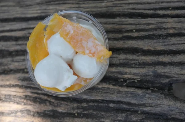 Huevos congelados Helado de coco o yema congelada con helado de coco  . —  Fotos de Stock