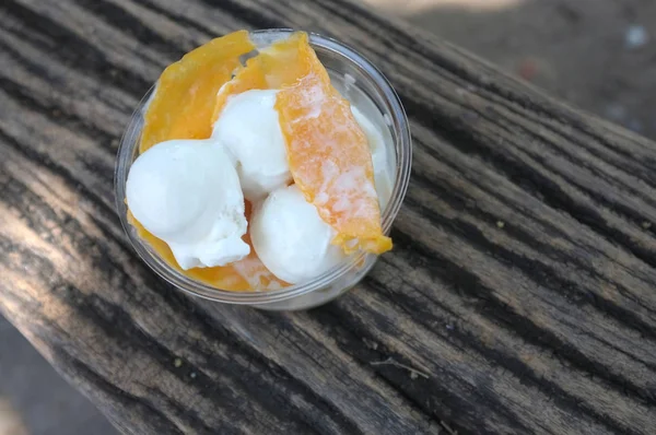 Κατεψυγμένα αυγά καρύδας παγωτό ή κατεψυγμένος κρόκος με παγωτό καρύδας . — Φωτογραφία Αρχείου