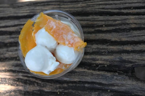 Mrożone jaja lody kokosowe lub mrożone żółtka z lodami kokosowymi . — Zdjęcie stockowe