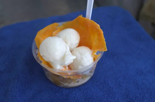 Gelado de coco de ovos congelados ou gema de ovo congelada com sorvete de coco  . — Fotografia de Stock