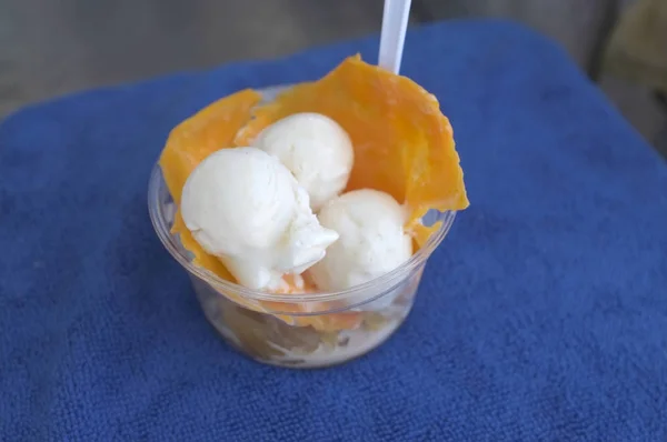 Gelado de coco de ovos congelados ou gema de ovo congelada com sorvete de coco  . — Fotografia de Stock