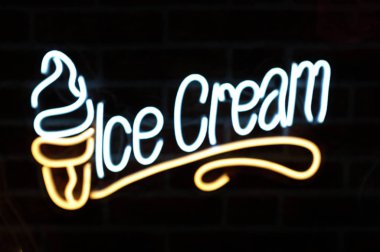 Neon işareti arka plan söyleyerek 