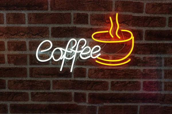 Néon panneau arrière-plan disant "COFFEE" signe accroché sur un mur et éclairé vivement . — Photo